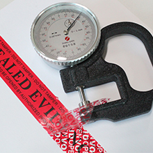 شريط أمني أحمر مزود برقم تسلسلي (48 ملم × 50 ملم × 2 ملم ، 100% نقل إجمالي ، ضخم للغاية 11