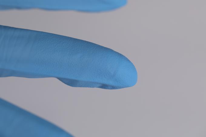 العينات المجانية عالية الجودة الأزرق السماوي المستخدم مرة واحدة الجملة مسحوق الطبيب المجانية الأكمام الطويلة قفازات النتريل غير العقيمة 5