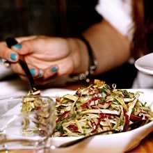 مئزر بلاستيكي أبيض قابلة للإستخدام مرة واحدة، 46 بوصة × 28 بوصة البولي إيثيلين المقاوم للماء للطبخ الرسم الفنون والحرف 2