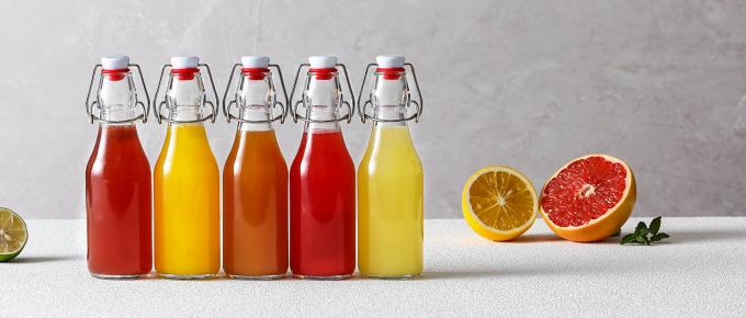 زجاجات عصير مع 2 قشرة و 2 غطاء في ثقب 16 أوز أوعية شرب السفر ، أكواب المياه مع أغطية سوداء محكمة 0