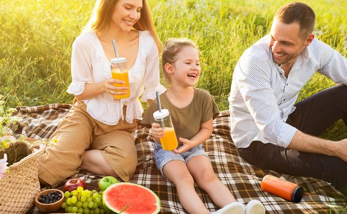 زجاجات عصير مع 2 قشرة و 2 غطاء في ثقب 16 أوز أوعية شرب السفر ، أكواب المياه مع أغطية سوداء محكمة 8