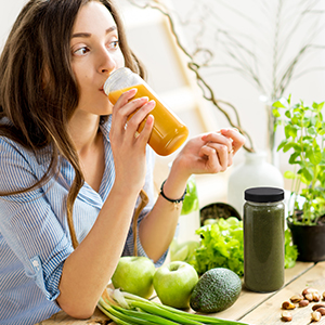 زجاجات عصير مع 2 قشرة و 2 غطاء في ثقب 16 أوز أوعية شرب السفر ، أكواب المياه مع أغطية سوداء محكمة 11