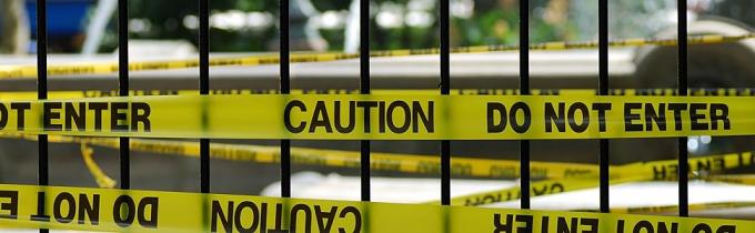 شريط تحذير من المخاطر البيولوجية مع بصمة سوداء، الأسطورة "خطر البيولوجية - خطر البيولوجية" 55 ياردة. الطول &times; 2" العرض 3