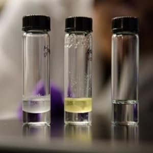 علبة من 100 قنينة زجاجية مع غطاء مسدس فينوليك أسود (4 مل، واضح) 9