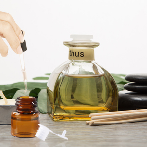 زجاج الزيوت الأساسية عينة زجاجات مع أغطية سوداء للزيوت الأساسية والعطور والمواد الكيميائية المختبرية 30 مل كأس قياس 1